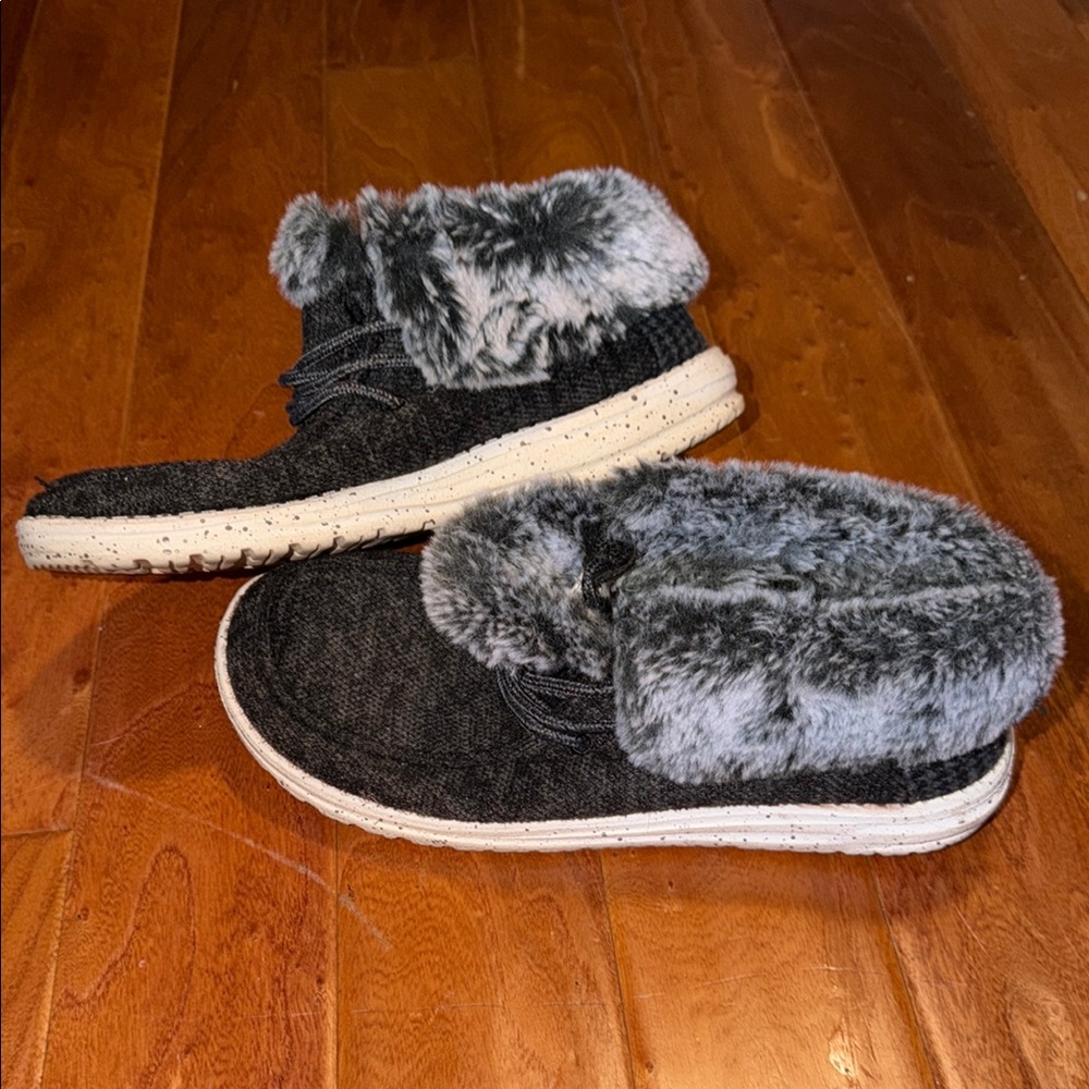 Hey Dude Women's Faux Fur-Lined Slip-On Slippers - Charcoal